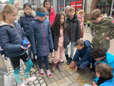 Die Klasse 4a auf einem Stadtrundgang 